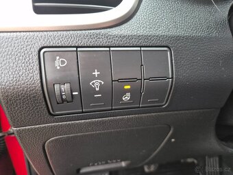 Hyundai i30, 1.6 benzín 88kw,vyhř.volant,2.majitel,r.v.2013 - 9