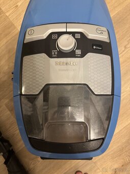Bezsáčkový vysavač Miele Blizzard - 9