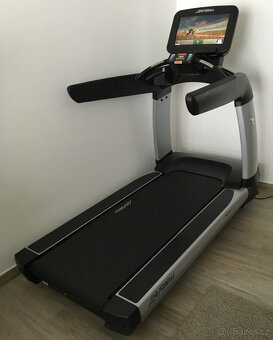 Běžecký pás Life Fitness Pouze 35 hodin provozu TOP - 9