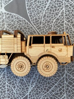 Nový dřevěný model vojenské Tatry 813 8x8 Kolos s přívěsem - 9