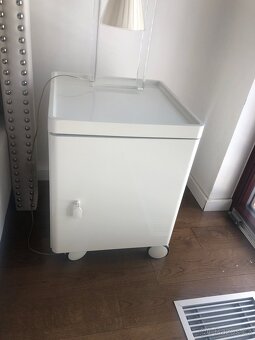 Komoda a 2 noční stolky na kolečkách Ikea - 9