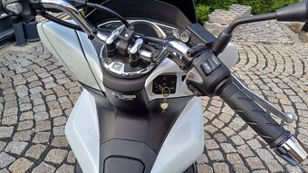 Honda PCX 125 Pearl Cool White - 9