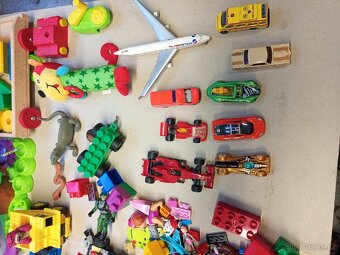 Mix hraček – LEGO, autíčka, figurky, knížka, dřevo - 9