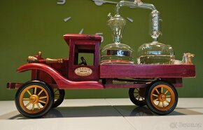 Dřevěné auto se slivovicí-červené - 9