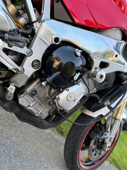 Yamaha R1 - 9