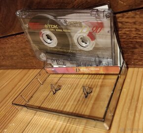 12x sbírková magnetofonová (MC) kazeta v červeném kufříku - 9