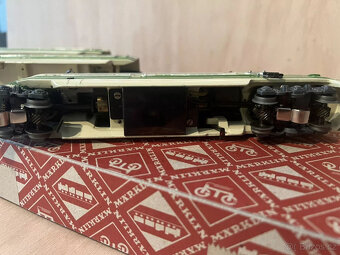 Märklin železniční vůz ST 800 zeleno-béžový Střešní žebra m - 9