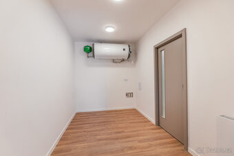 Pronájem luxusně zrekonstruovaného Atelieru 1kk ve vile Anna - 9