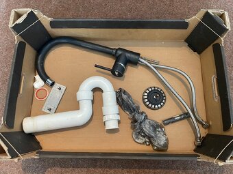 Černý dřez a baterie Franke - 9