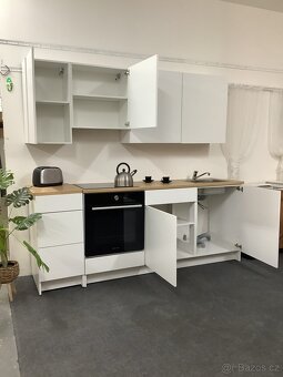 Menší moderní bílá kuchyně INKA - 9