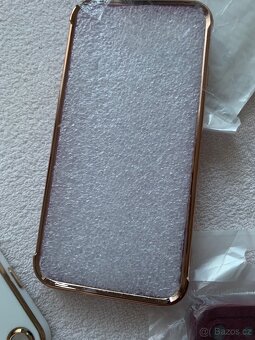 iPhone 8 + 5 obalů - 9
