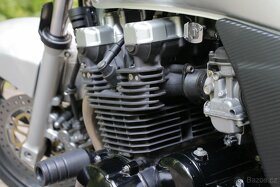 Kawasaki ZR-7 - 9