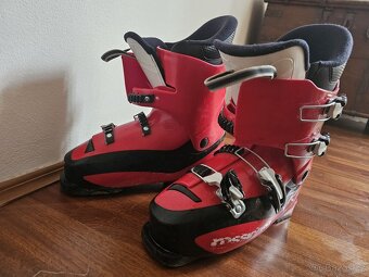 dětský lyžařský set – lyže 137 cm, hůlky 110 cm, lyžáky 305 - 9