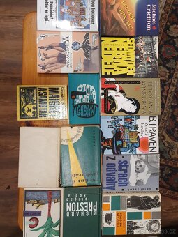 Set více než 150 knih - 9