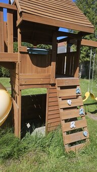 Zahradní dětské hřiště s tobogánem, domečkem a houpačkami - 9