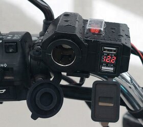 Vodotěsná motozásuvka 12V a USB 4,2A, vypínač a voltmetr - 9