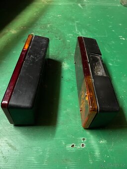 zadní světla, pravé a levé s osv. spz + držáky - 9