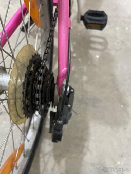 Růžový holčičí kolo značky Specialized - 9