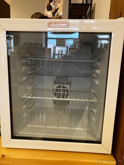 Prodám vybavení prodejny - regály, pult, atd - 9