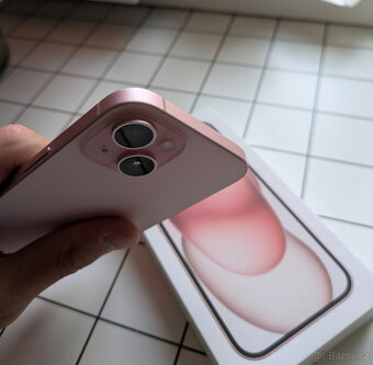 iPhone 15 128GB Pink, záruka, top stav. - 9