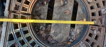 Okrasné mříže okolo kmene stromů, litina - 9