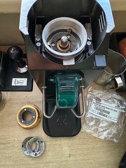 Prodám mlýnek Rancilio Rocky Doserless,nové mlecí kameny,TOP - 9