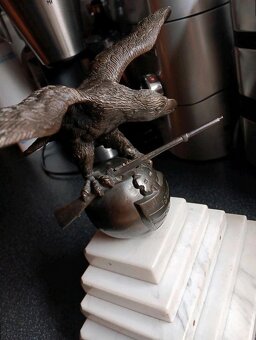 Bronzový orel na mramorovém podstavci – historická dekorace - 9