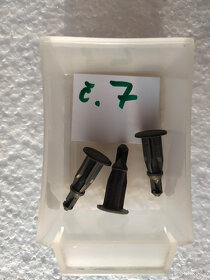 Plastové příchytky do auta - 9