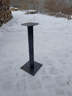 13 ks masivní kovové sloupky - 9
