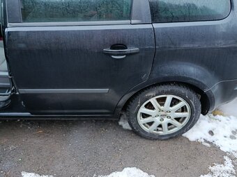 Prodám pojízdný Ford na náhradní díly - 9