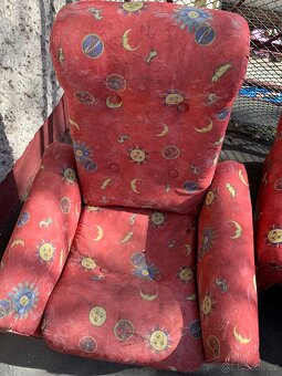 Sedačka (postýlka) + 2 křesla, magnetická tabule, stojan na - 9