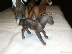 8. Schleich koně Tinkeři + Camarské hříbě - 9