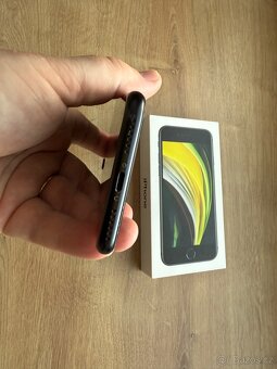 Prodám iPhone SE 2020 – 64 GB – černý - ZÁNOVNÍ - 9