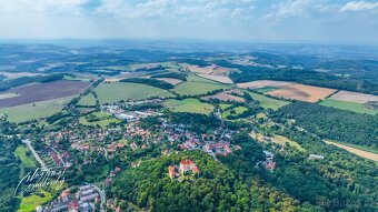 Řadový rodinný dům k rekonstrukci s výhledem na hrad Vysoký  - 9