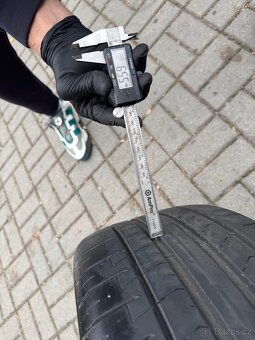 Pirelli P Zero 255/35/21 - 9