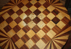 Šachy, starý šachový stůl, šachovnice, šachové figury - 9