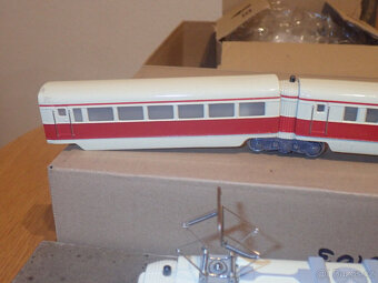 Rychlík Märklin H0 ST800, třídílný, slonovinově červená s or - 9