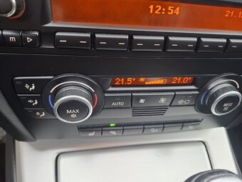 BMW e91 325xi - automat 4x4 - výborný motor - vysoká výbava - 9