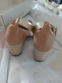 Nové sandálky na klínku DeeZee vel. 37 - 9