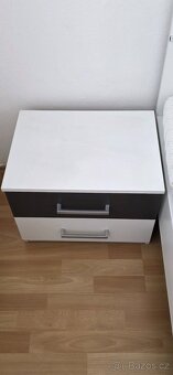 Postel 180×200 cm, rošty, stolky - 9