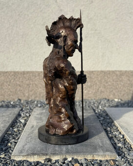 Velká bronzová socha Indiánský válečník luxusní dekorace - 9