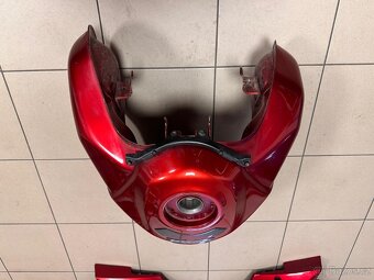 Sadu plastů a nádrž na Suzuki DL 650 - 9
