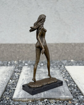 Exkluzivní bronzová socha Žena v kroku umělecký dekor - 9