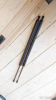 VW Transporter T5 – TLUMENÍ  KAPOTY, DRŽÁK REZERVY, PLAST ZA - 9