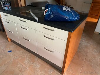 Moderní kuchyň s ostrůvkem - 9