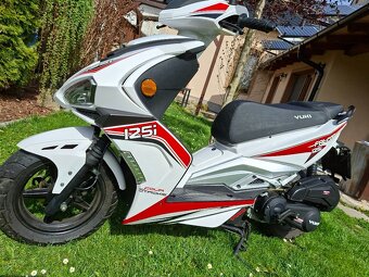Skútr YUKI 125i Falcon bílo červený - 9