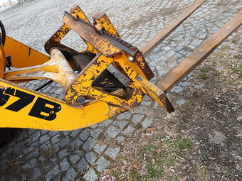 Kolový nakladač JCB 407 - - 9
