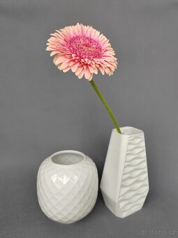 Elegantní dekorační předměty z bílého porcelánu - 9