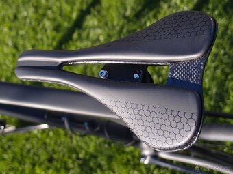 Carbon endurance/cestný kolo 2025, Shimano 105 2x12, M, 8kg - 9