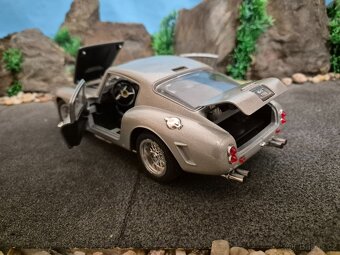 prodám model 1:18 Ferrari 250GT Berlinetta jouef evolution - 9
